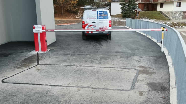 Boucle au sol dans goudron pour barrière